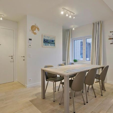 Huswell - Stunning Apartment At The Beachfront Of De Haan Exteriör bild