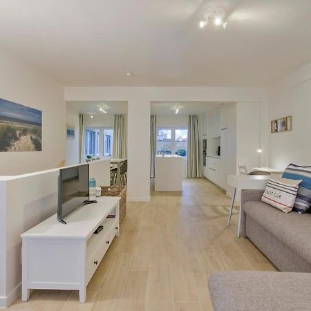 Huswell - Stunning Apartment At The Beachfront Of De Haan Exteriör bild