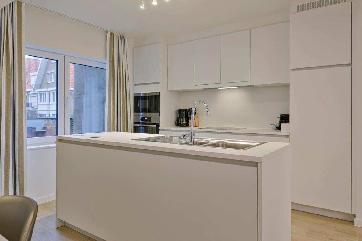 Huswell - Stunning Apartment At The Beachfront Of De Haan Exteriör bild