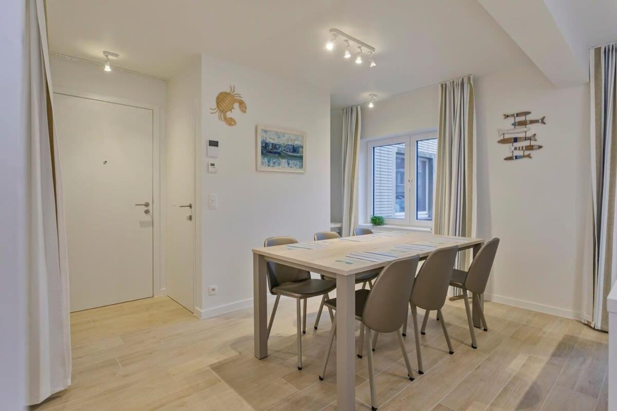 Huswell - Stunning Apartment At The Beachfront Of De Haan Exteriör bild
