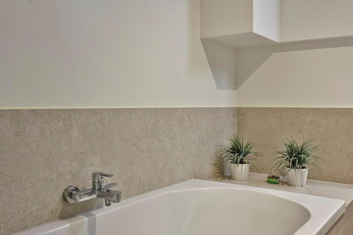 Huswell - Stunning Apartment At The Beachfront Of De Haan Exteriör bild
