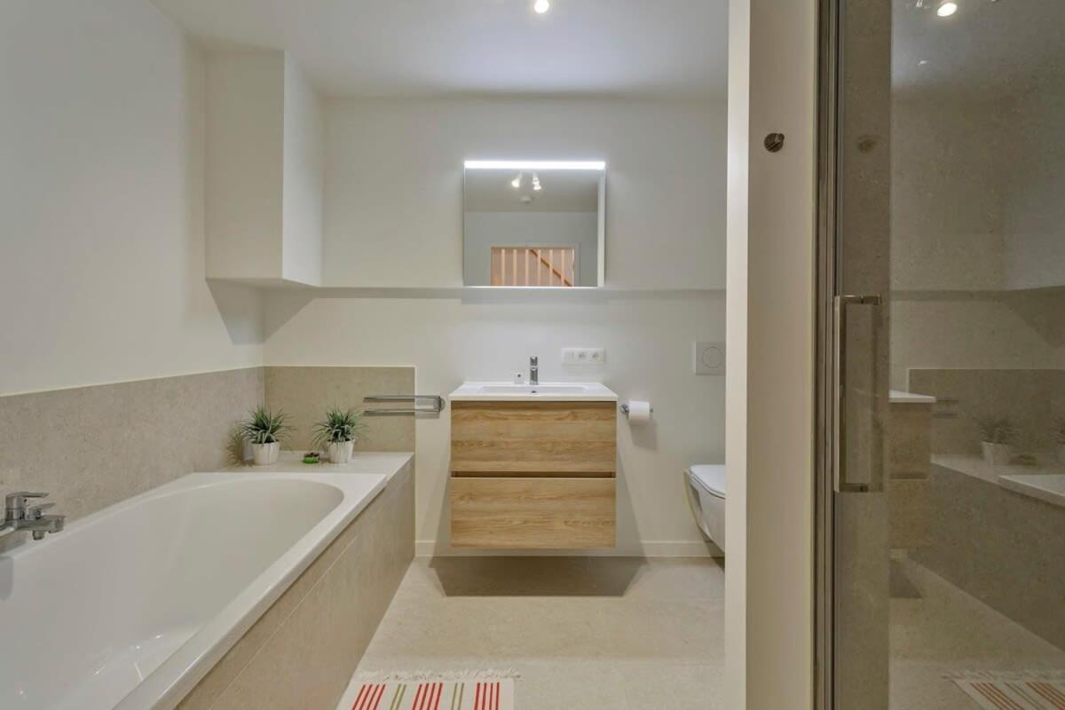 Huswell - Stunning Apartment At The Beachfront Of De Haan Exteriör bild