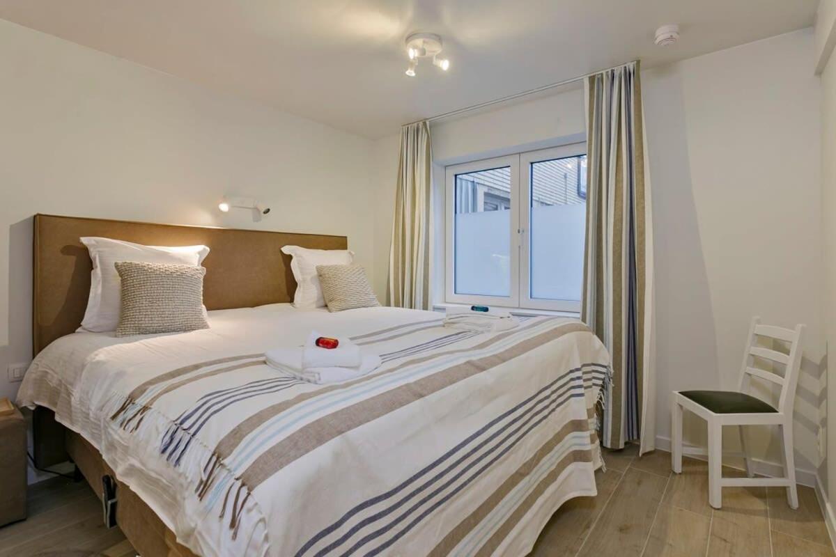Huswell - Stunning Apartment At The Beachfront Of De Haan Exteriör bild