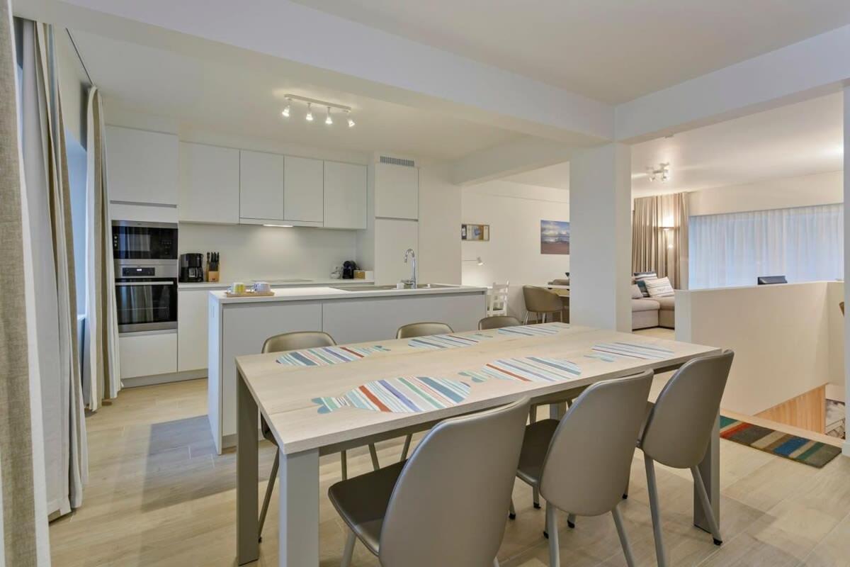 Huswell - Stunning Apartment At The Beachfront Of De Haan Exteriör bild