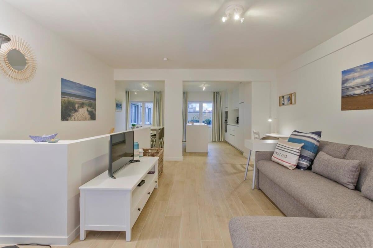 Huswell - Stunning Apartment At The Beachfront Of De Haan Exteriör bild