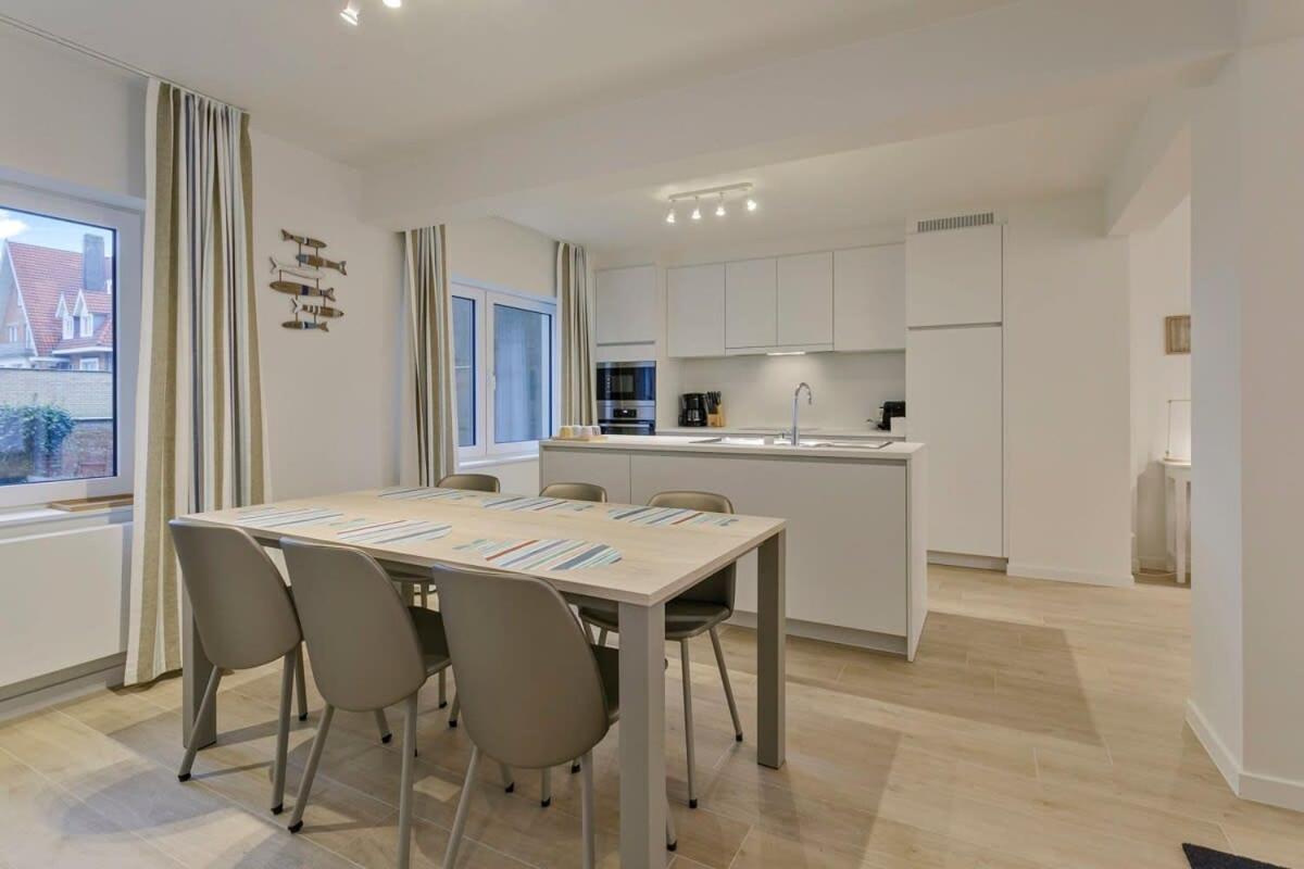 Huswell - Stunning Apartment At The Beachfront Of De Haan Exteriör bild