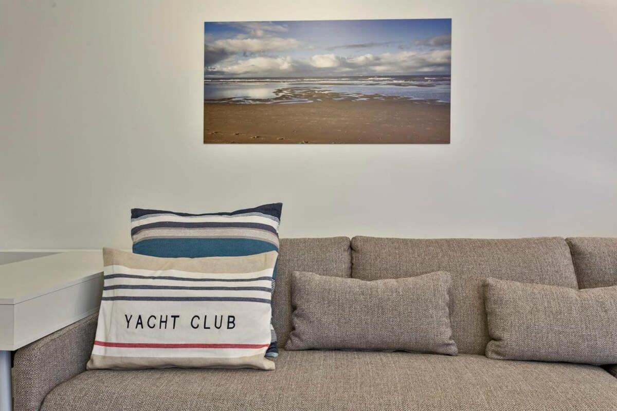 Huswell - Stunning Apartment At The Beachfront Of De Haan Exteriör bild